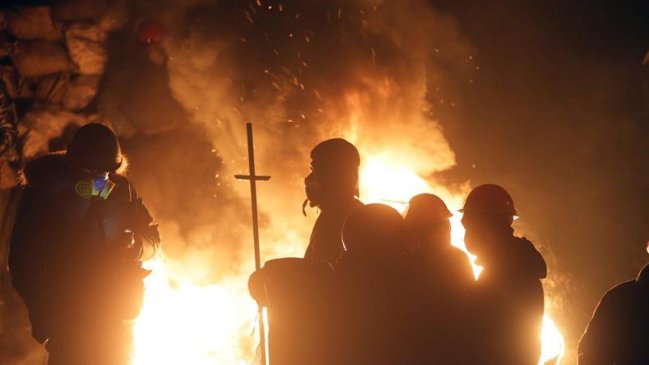 Manifestantes ucranianos permitieron salida de policías asediados en la capital