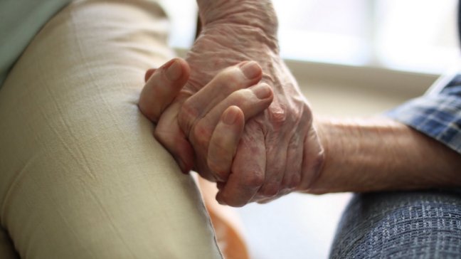 El optimismo y la compañía retrasan el envejecimiento, según autor