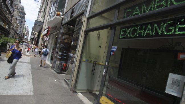 Gobierno argentino autoriza la compra de hasta 2 mil dólares al mes