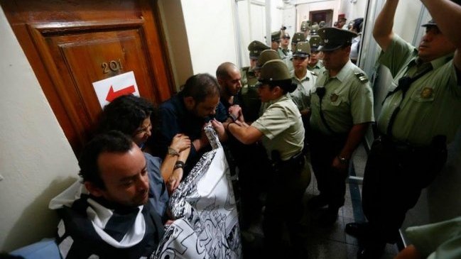 Ocho dirigentes fueron detenidos por Carabineros en junta de accionistas de La Nación