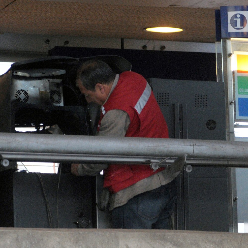 Robo de cajero obligó a cerrar estación Elisa Correa del Metro