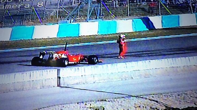El Ferrari de Fernando Alonso se detuvo en pleno entrenamiento
