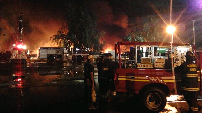 Cientos de bomberos combaten incendio en Quilicura