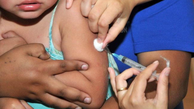 Especialistas y parlamentarios firman acuerdo a favor de las vacunas