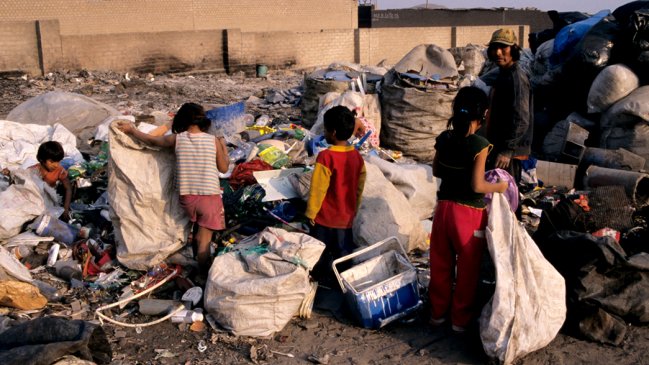 Niña murió aplastada por máquina mientras trabajaba en vertedero paraguayo