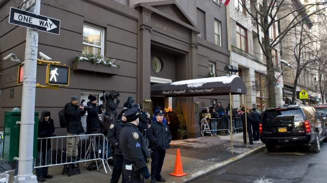 Familiares y amigos dan el primer adiós a Hoffman en velorio en N.York