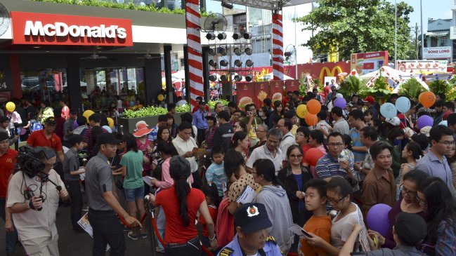 Vietnamitas hicieron fila para probar el primer McDonald's del país