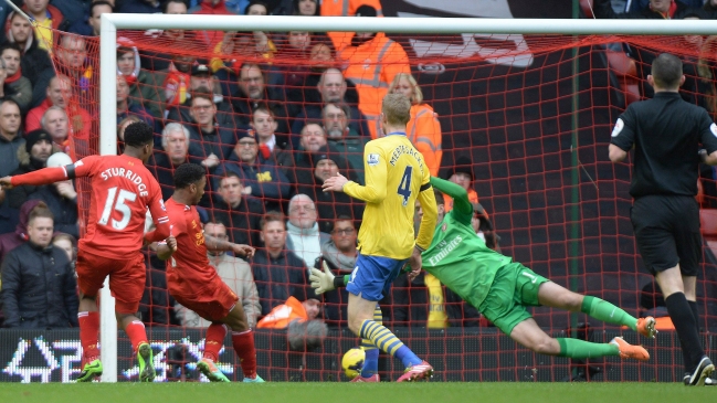 Liverpool aplastó a Arsenal y abrió la chance para que Man. City recupere la punta