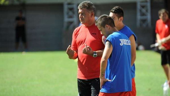 Claudio Borghi debutó con una victoria en su regreso a la banca de Argentinos Juniors