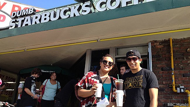 Centenares de clientes hacen fila para entrar a Starbucks 