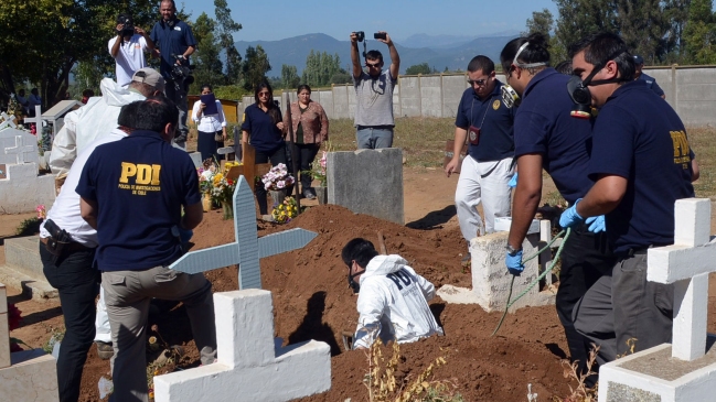 Exhuman cuerpo de sospechoso del crimen de mujer y menor en Talca