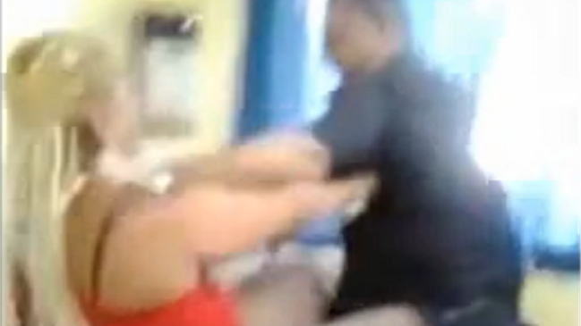 Mujer fue agredida por un policía cuando denunciaba un caso de violencia