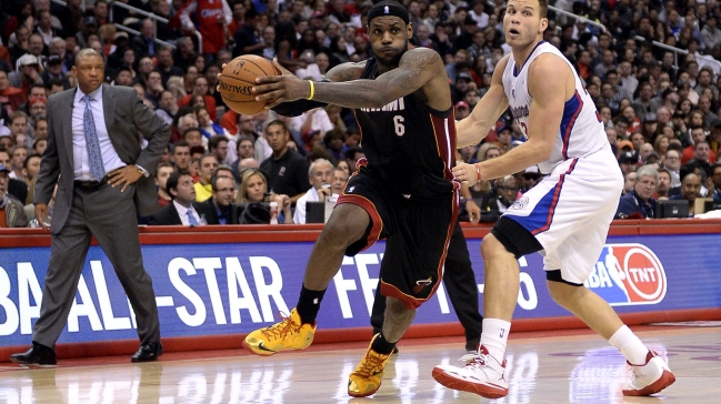 LeBron James anotó en el último segundo para darle el triunfo a Miami