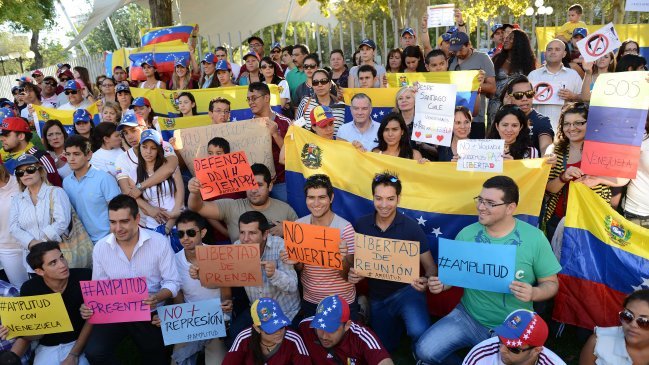 Venezolanos residentes en Santiago protestaron contra la violencia