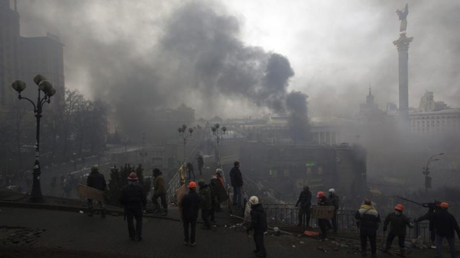 Gobierno de Ucrania exige entregar armas de combate a la policía