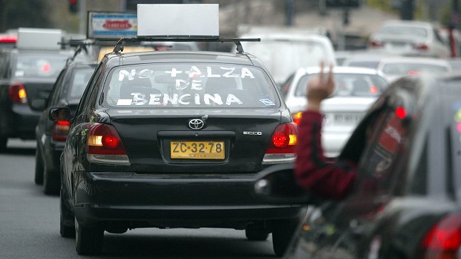 Taxis y camiones anuncian alza de tarifas por encarecimiento de las bencinas