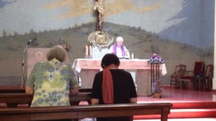 Con estas imágenes, víctima denuncia misa de Karadima