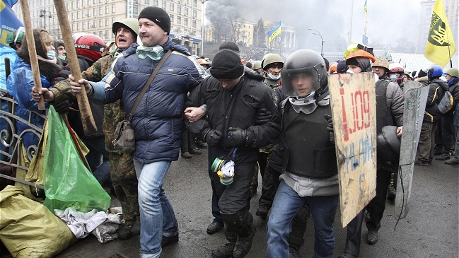Manifestantes derribaron una estatua de Lenin en el noroeste de Ucrania