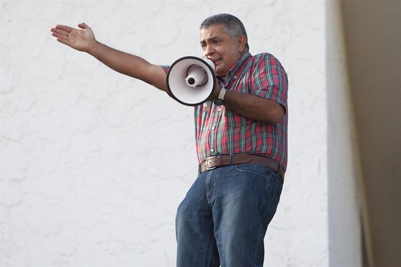 Venezuela: General se atrincheró armado en su casa protestando contra Maduro