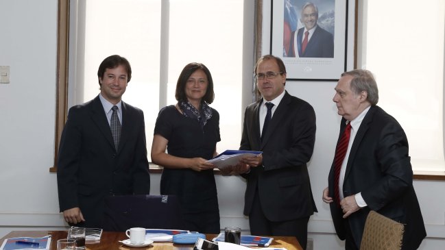 Undurraga: MOP seguirá con puente del Canal de Chacao