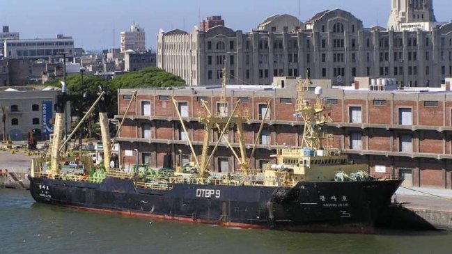 Armada va en apoyo de pesquero coreano que varó en la Antártica