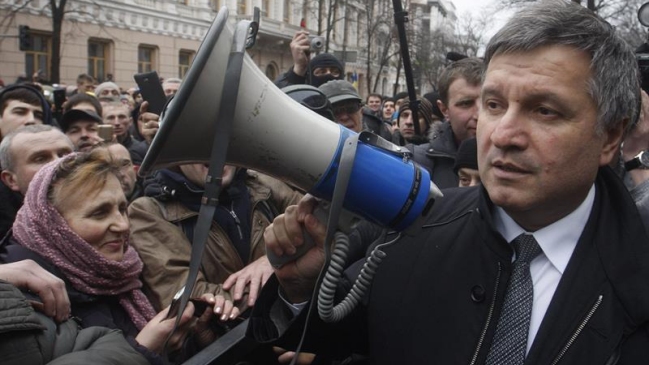 Parlamento ucraniano pidió que depuesto presidente sea juzgado en La Haya