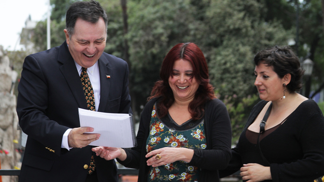 Barrio Yungay entrega firmas para que Fiesta del Roto sea Patrimonio Cultural