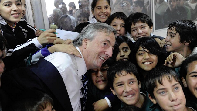 Fernández visitó tumba de Néstor Kirchner el día de su cumpleaños