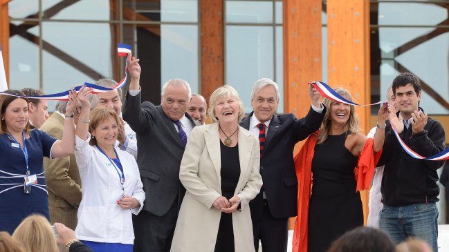 Presidente Piñera inauguró entre protestas primera etapa de hospital en Los Lagos