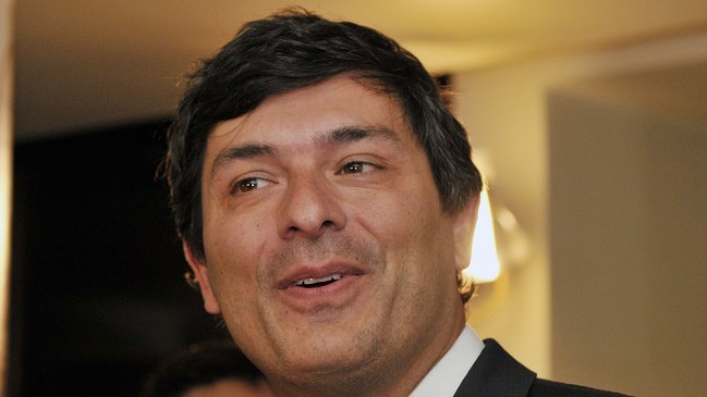 Firmas falsas: Parisi, Jocelyn-Holt y notarios son los responsables