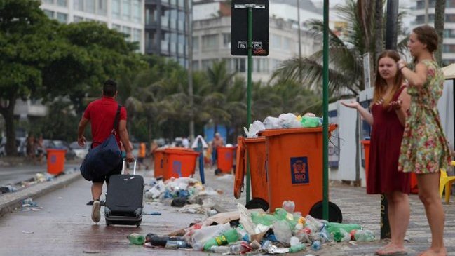 Alcalde de Río pidió ser multado tras ser sorprendido tirando basura al suelo