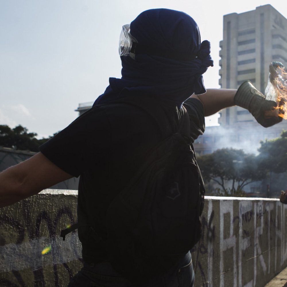 Ministro de Venezuela acusa a policía municipal de matar agente de inteligencia