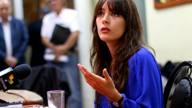 Camila Vallejo emplazó a MEGA por nota que se burló de su asesor