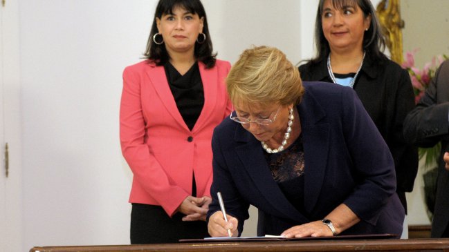 Presidenta Bachelet firmó bono de marzo permanente en su primer día de trabajo