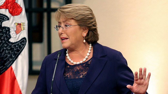 Bachelet evitó comentar acusaciones contra Piñera en el 