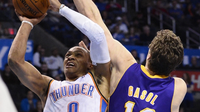 Oklahoma City arrasó con los Lakers en la NBA