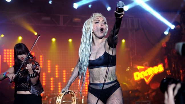 Lady Gaga deja que le vomiten encima durante show