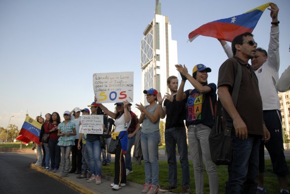 Venezolanos residentes realizaron actividad por la paz en Santiago