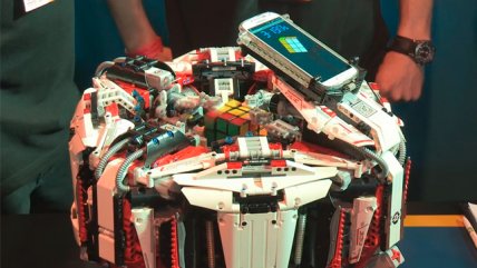 Robot bate récord mundial en armado de Rubik