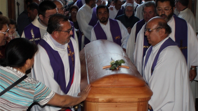 Restos de Carlos Camus ya son velados en Linares