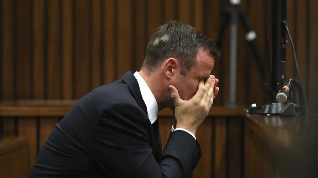 Policía dijo que novia de Pistorius estaba en posición defensiva cuando murió