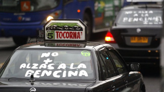 Taxistas protestan en La Moneda por las bencinas: 