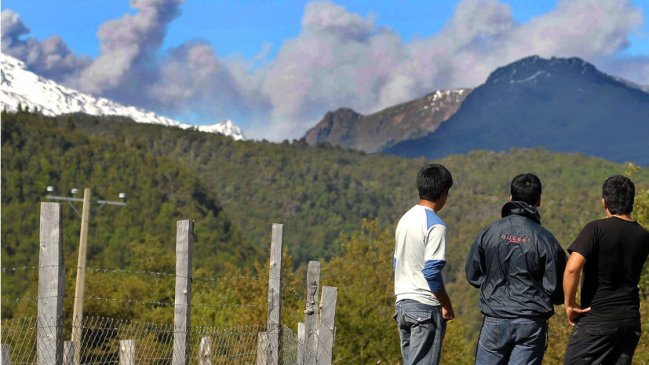 Volcán Copahue se mantiene en 
