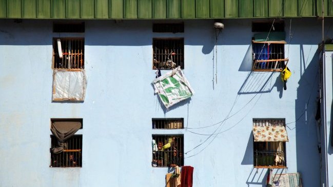 Gendarmería investiga fuga de un reo escondido en un sillón desde Colina II