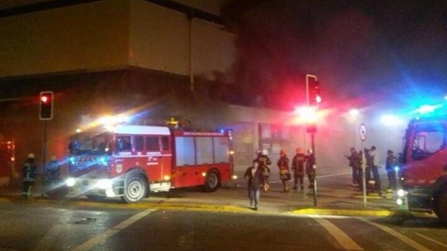 Incendio afecta a Mall Paseo Costanera de Puerto Montt