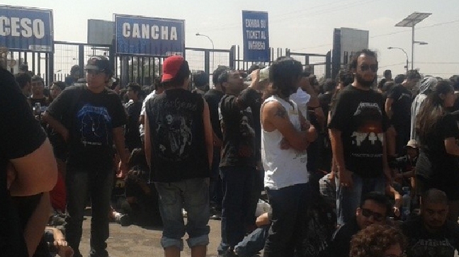 Fanáticos ya esperan en el Monumental por Metallica