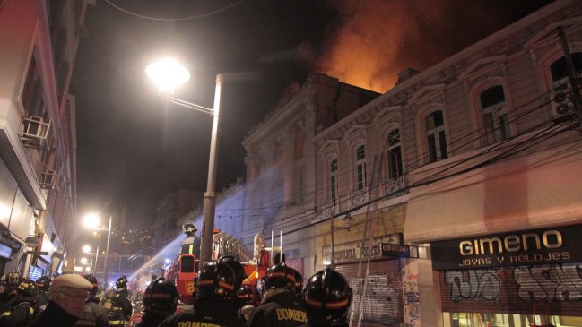 Bombero recibió descarga eléctrica en medio de incendio en Quillota