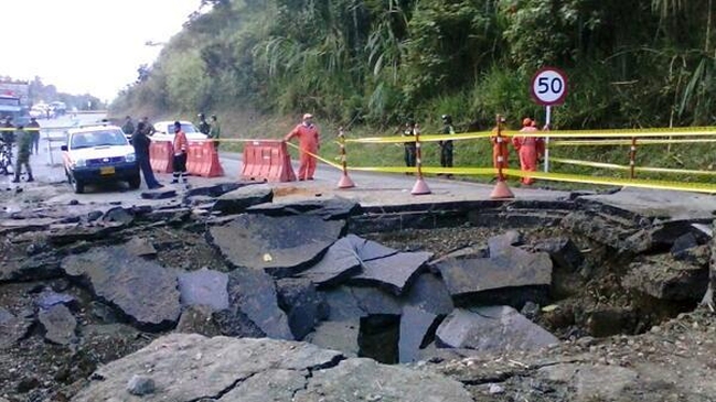 Dinamitan tramo de la vía Panamericana en el suroeste de Colombia