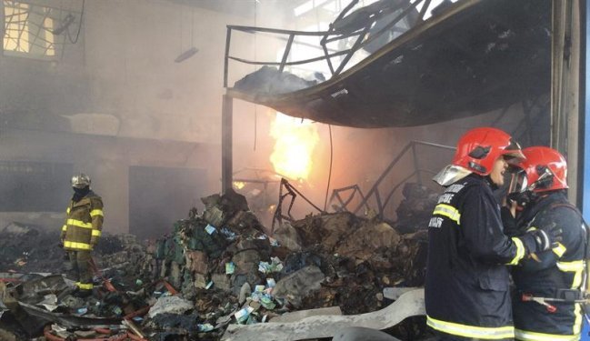 Niña causó la muerte de 12 personas al incendiar una fábrica en China