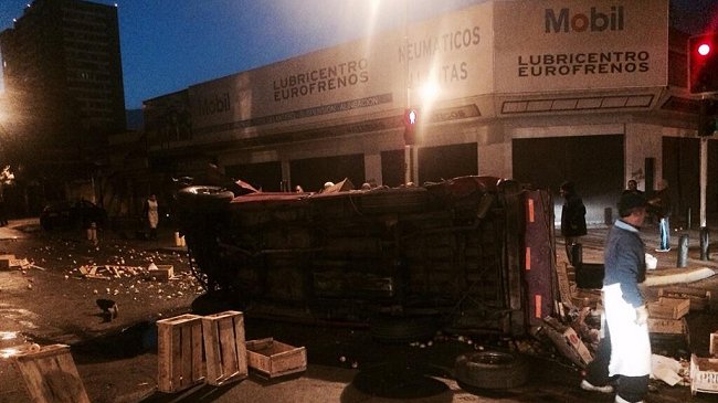 Camioneta se volcó tras chocar con bus del Transantiago